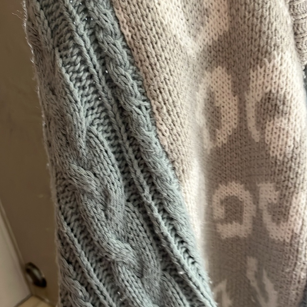 Fun sweater! - Picture 4 of 4